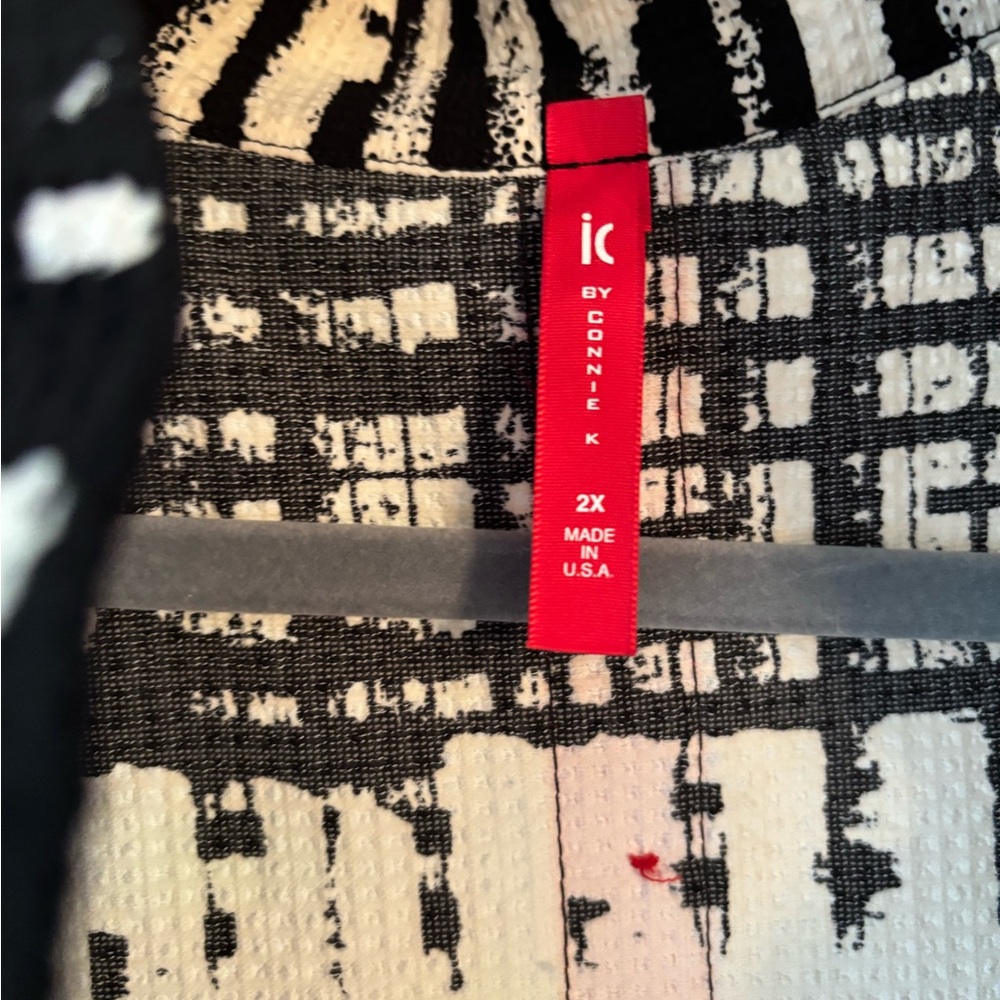 Chic Black And White Patterned Coat - image 5